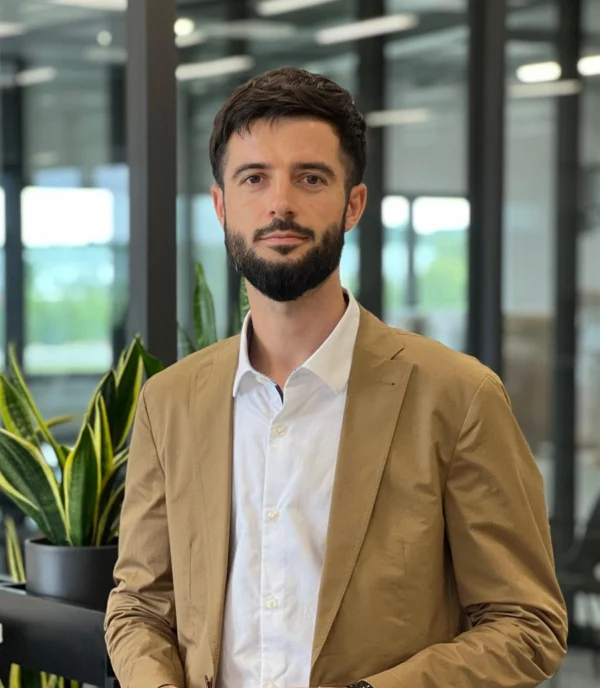 Zdjęcie przedstawia pakiet z odzieżą w kategorii a.